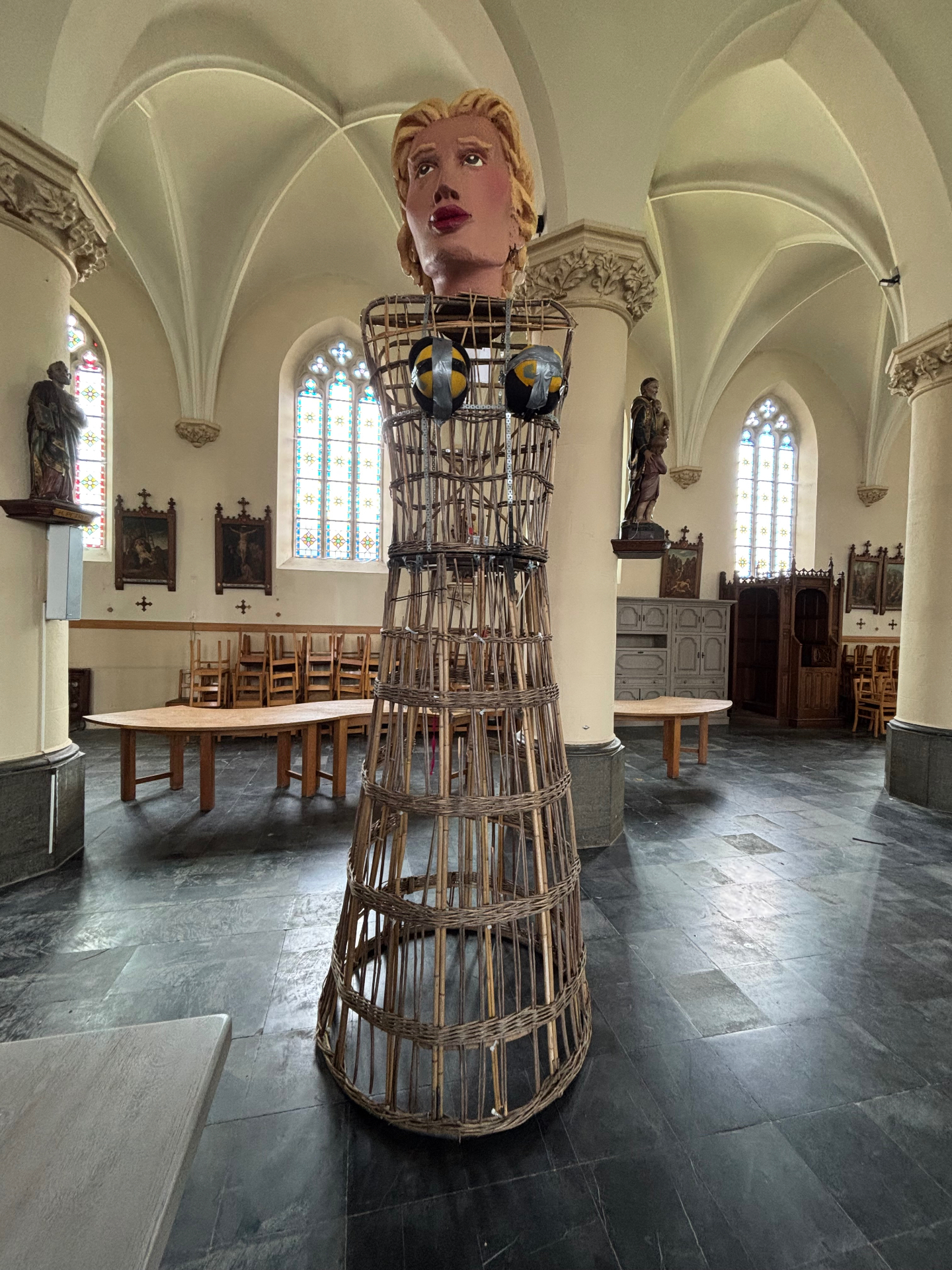 Rieten geraamte van een Herzeelse reus in de kerk